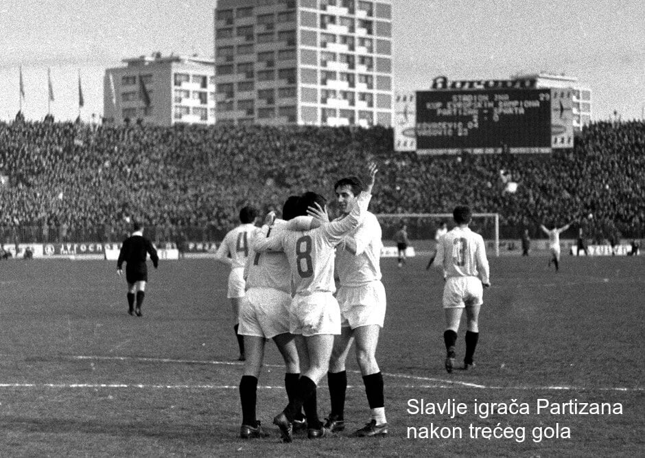 Slavlje igrača Partizana nakon trećeg postignutog gola protiv Sparte u revanš meču